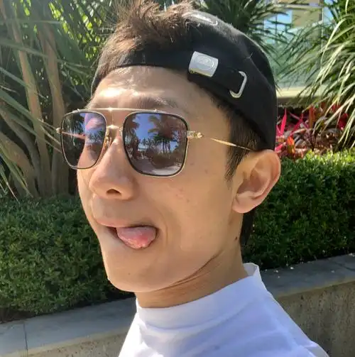 张一山晒旅游照墨镜中倒映出一条女生的手臂在阳光下白到发光