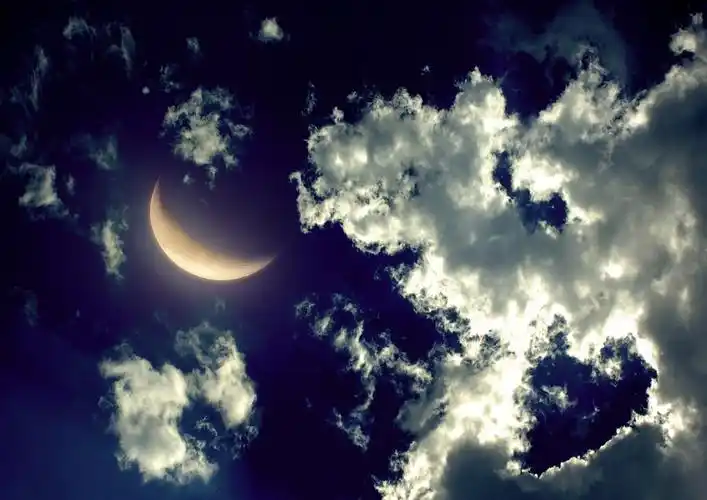 在夜空中的半个月亮