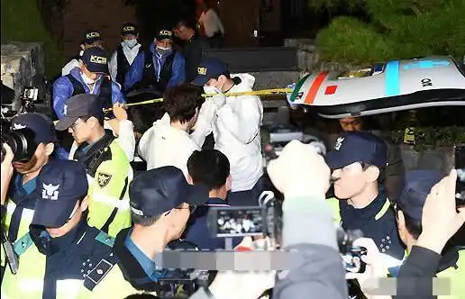 崔雪莉遗体运送现场韩媒狂拍照崔雪莉曝出在二楼房间上吊自杀