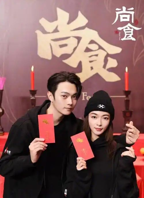 吴谨言分享开机美照,背后锅铲抢镜,怀抱鲜花双腿似消失_许凯_姚子