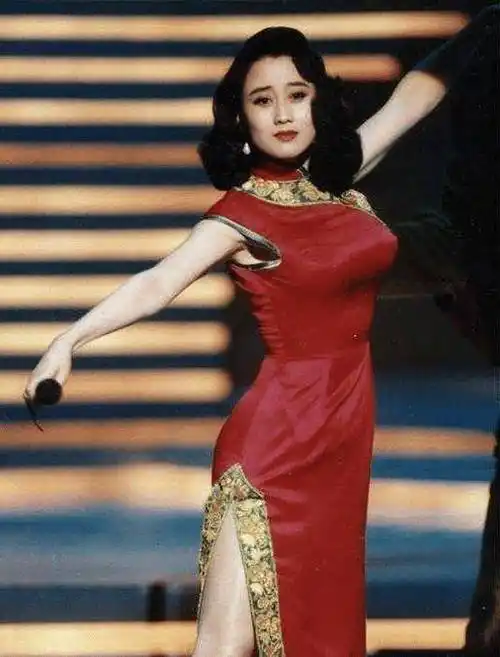 57岁利智路人照被晒出,身材超好时尚犹存,颜值依然在线_李连杰_妻子