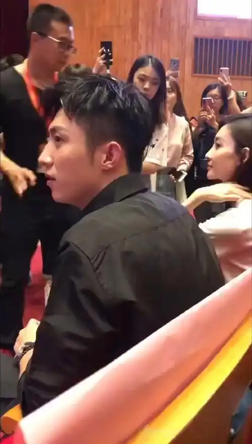 78后背也是安全感满满的@johnny黄景瑜