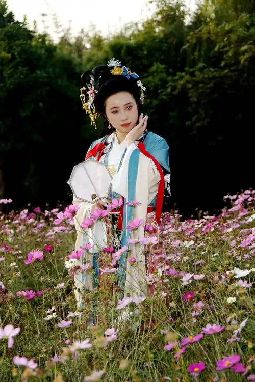 枫叶树下的古装美女