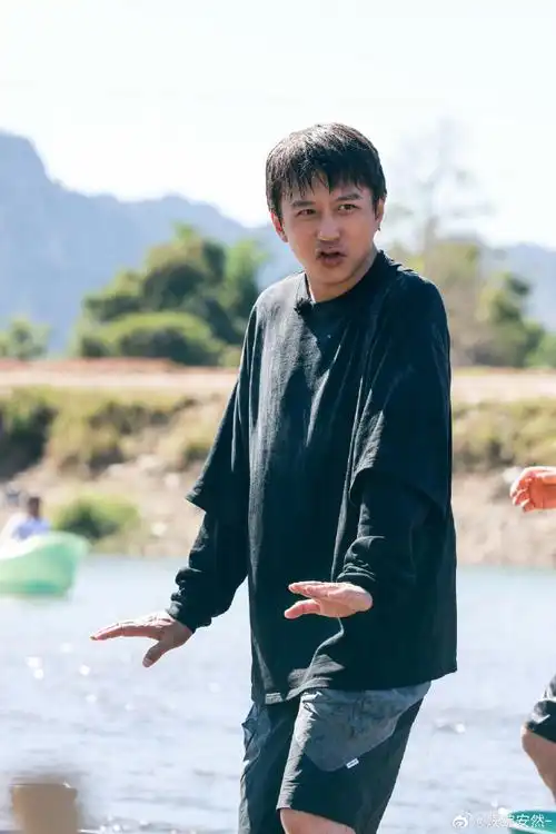 到满满的快乐,一瓢一瓢的水泼出来未免也太真实了吧,谁能不笑到肚子疼