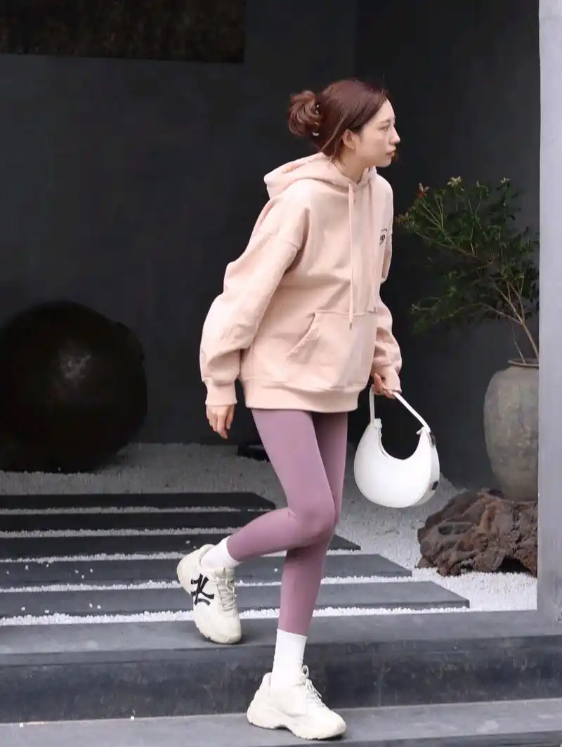 豆沙色打底裤搭配浅色系卫衣,轻松展现职场休闲风