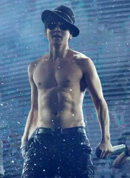 林俊杰粉丝破5000万晒腹肌身材,网友:一个歌手的肌肉都比国足强