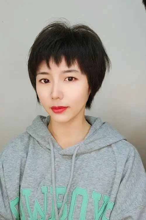 的发色来做搭配,也会美得与众不同,这款灰色的碎短发就我很有辨识度