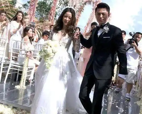 43岁苏有朋公开隐婚多年秘密,妻子近照成这样,难怪不守40岁之约