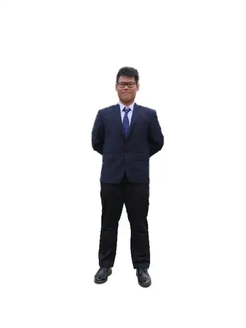 谁是ps高手的帮我p一下这张图片,全身照,白色的背景,谢谢了