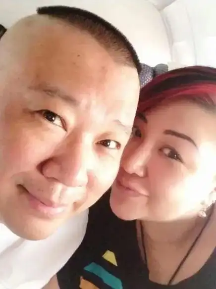 郭德纲与妻子吃大餐过情人节穿情侣装甜蜜秀恩爱