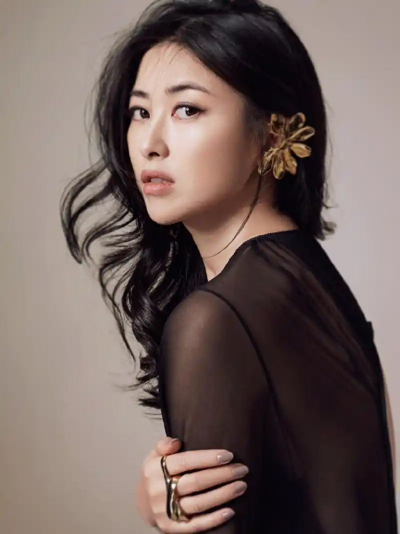 简介:朱珠百变风格性感写真图片,分享一组朱珠图片给大家,图中的明星