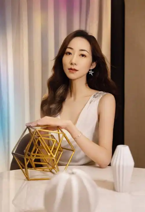 韩雪一身露肩白衣高冷气质写真_美得_网友