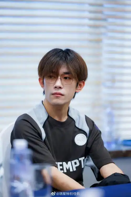 易烊千玺上影节素颜