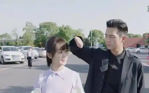 《国色芳华》又路透,李现为杨紫挡太阳,《亲爱的》经典桥段重现_造型