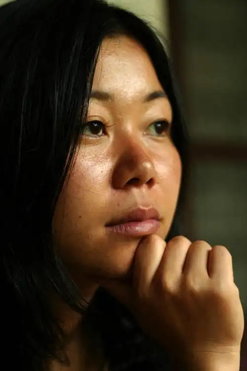 竖图,室内,特写,正面,印度,亚洲,仅一个女性,仅一个人,撑,托腮,黄种人