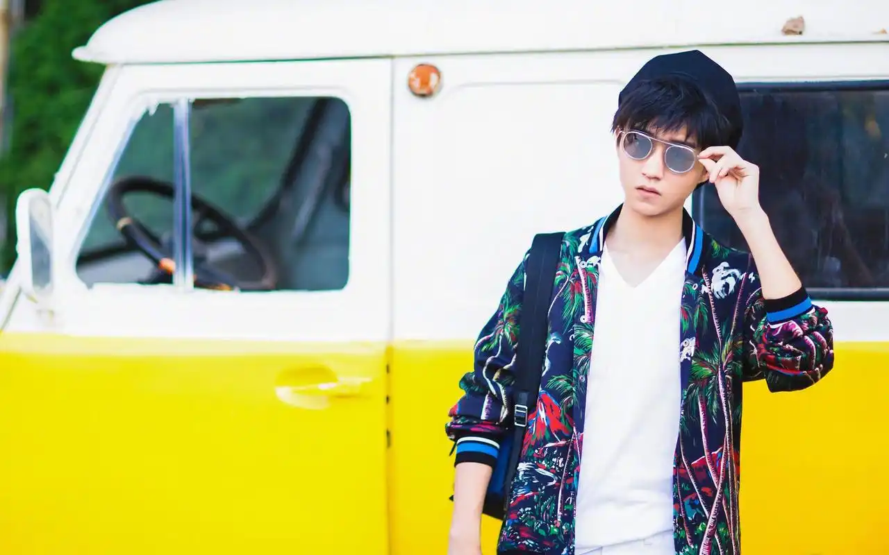 王俊凯时尚阳光帅气街拍图片桌面壁纸