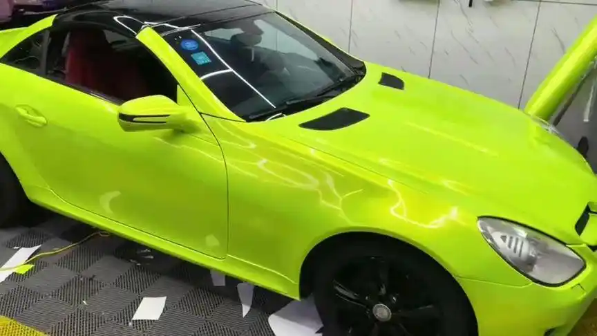 奔驰敞篷 幻彩荧光黄