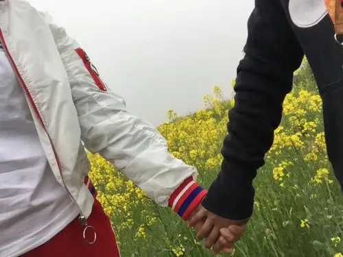 我们手牵手走在花海中,是那么的和谐,对方的手是那么的温暖.