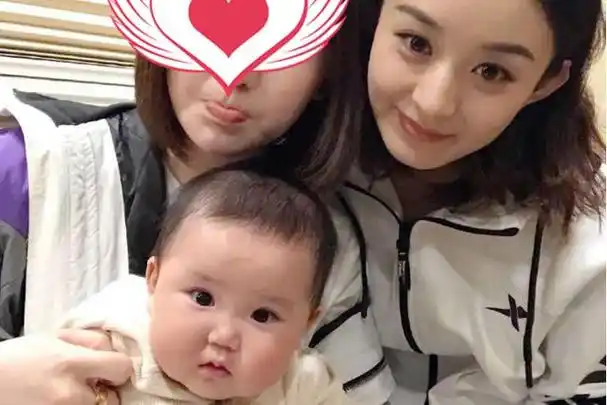 赵丽颖带儿子想想逛街被偷拍,小家伙活泼可爱,竟然拒绝妈妈牵手