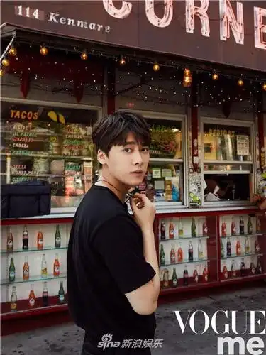 李易峰纽约街拍曝光 置身街头诠释美式摩登风范