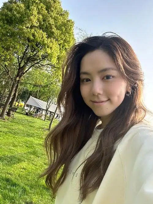 邓紫棋素颜自拍