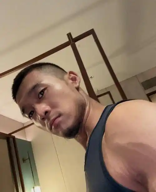 乍一看,黝黑色的皮肤是晒黑的结果,巧克力色的腹肌很般配.