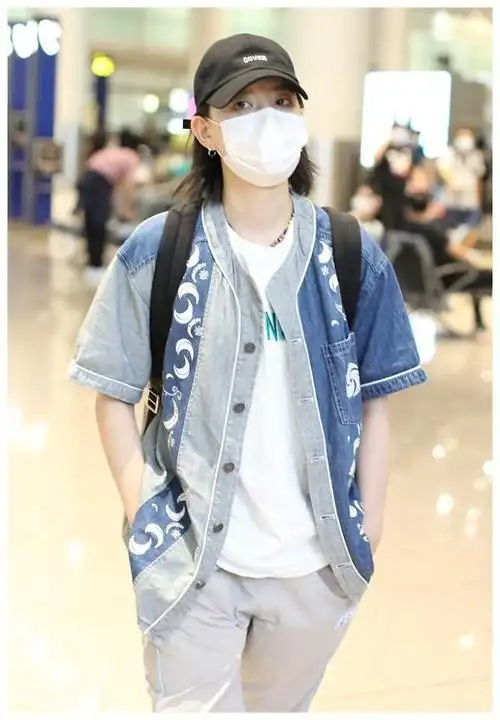 8月11日,北京,李斯丹妮现身机场,她身穿牛仔马甲搭配白t帅气时尚,单手