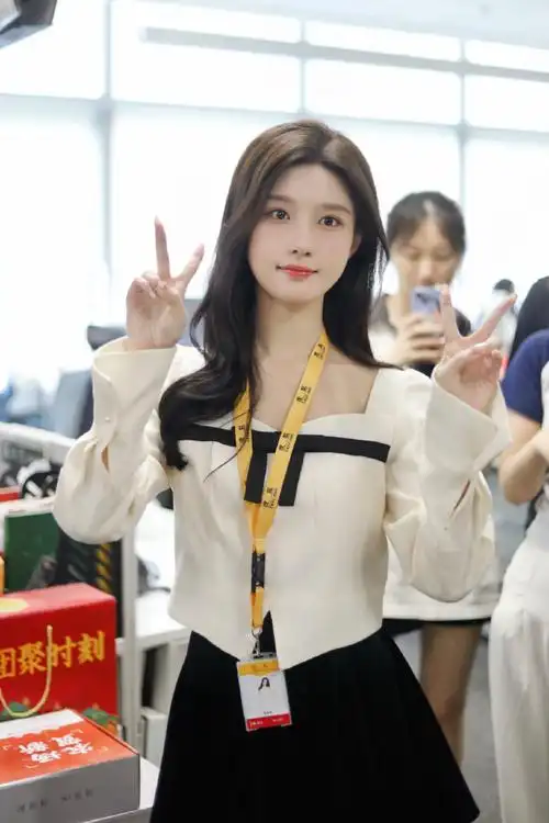 陈意涵estelle超话#随机星探班#处暑时节,邂逅秋日全糖微笑9702厂