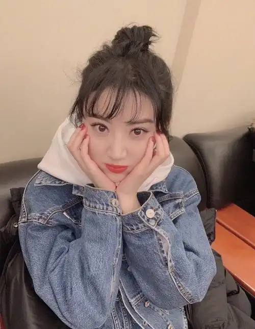 景甜再上春晚穿牛仔外套彩排新造型甜美耀人