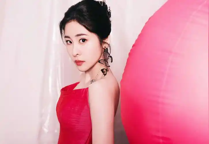 张碧晨裹臀长裙优雅动人_魅力_鲜红色_图片