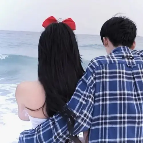 拥抱看海背影_唯美情侣头像图片_扣扣居