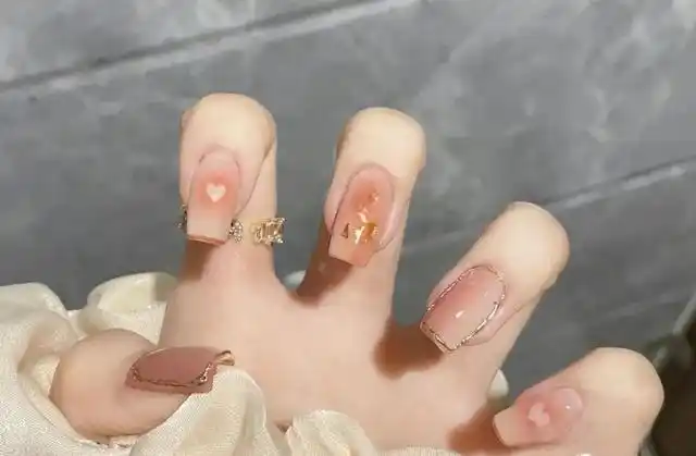 "一朵"每天为你推荐最新最好看的美甲款式,让姐妹们不再为做指甲款