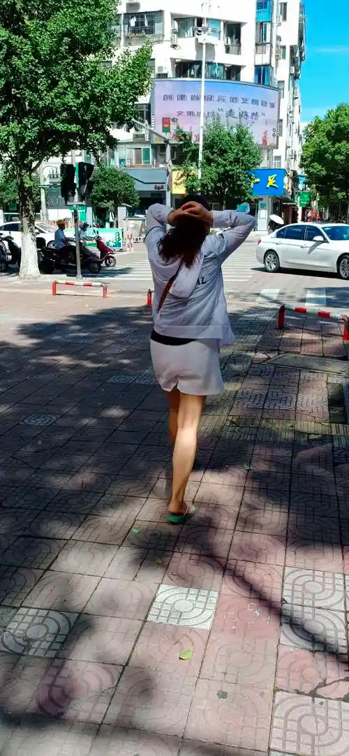 夏日街角靓丽的背影