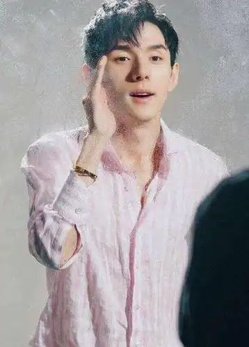 "口红一哥"李佳琦旧照曝光,颜值相当气质迷人,仔细一看还挺萌