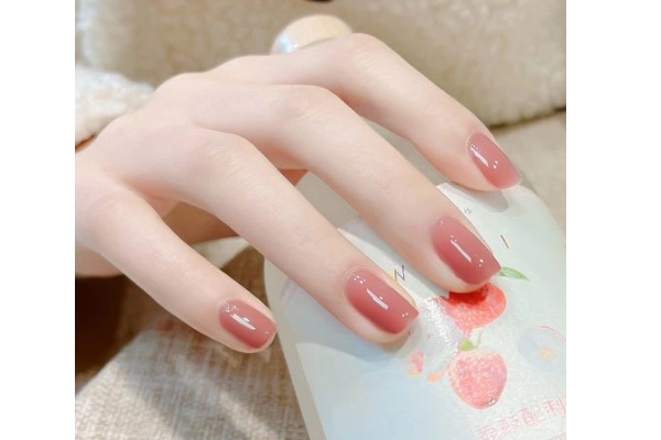 什么颜色的指甲油显手白