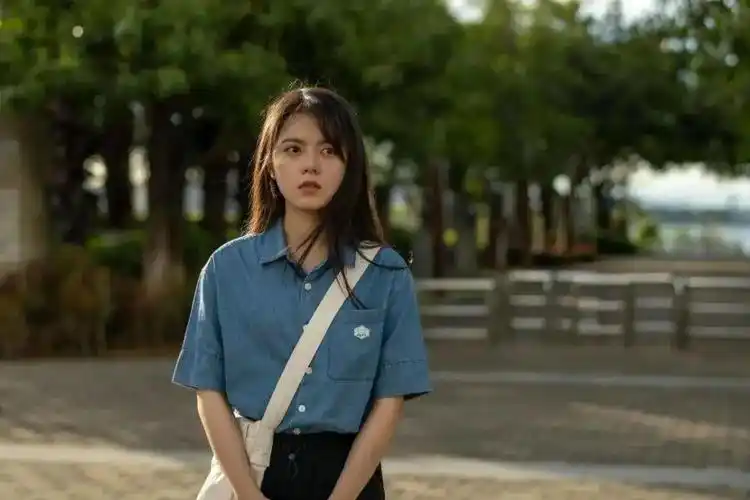 [媒体报道]-张子枫拿大奖了,但她的危机,还远未解除--中华人民共和国