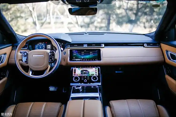 揽胜星脉的内饰采用了极简的风格设计,全屏关闭下,也能够营造出一股安