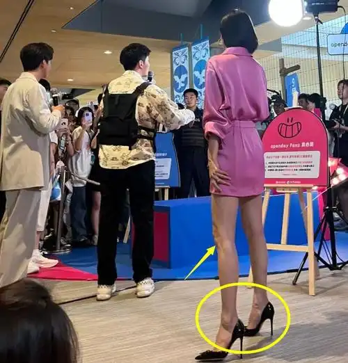 秦岚线下扫楼和王阳无互动太尴尬生图双腿崎岖不平引争议