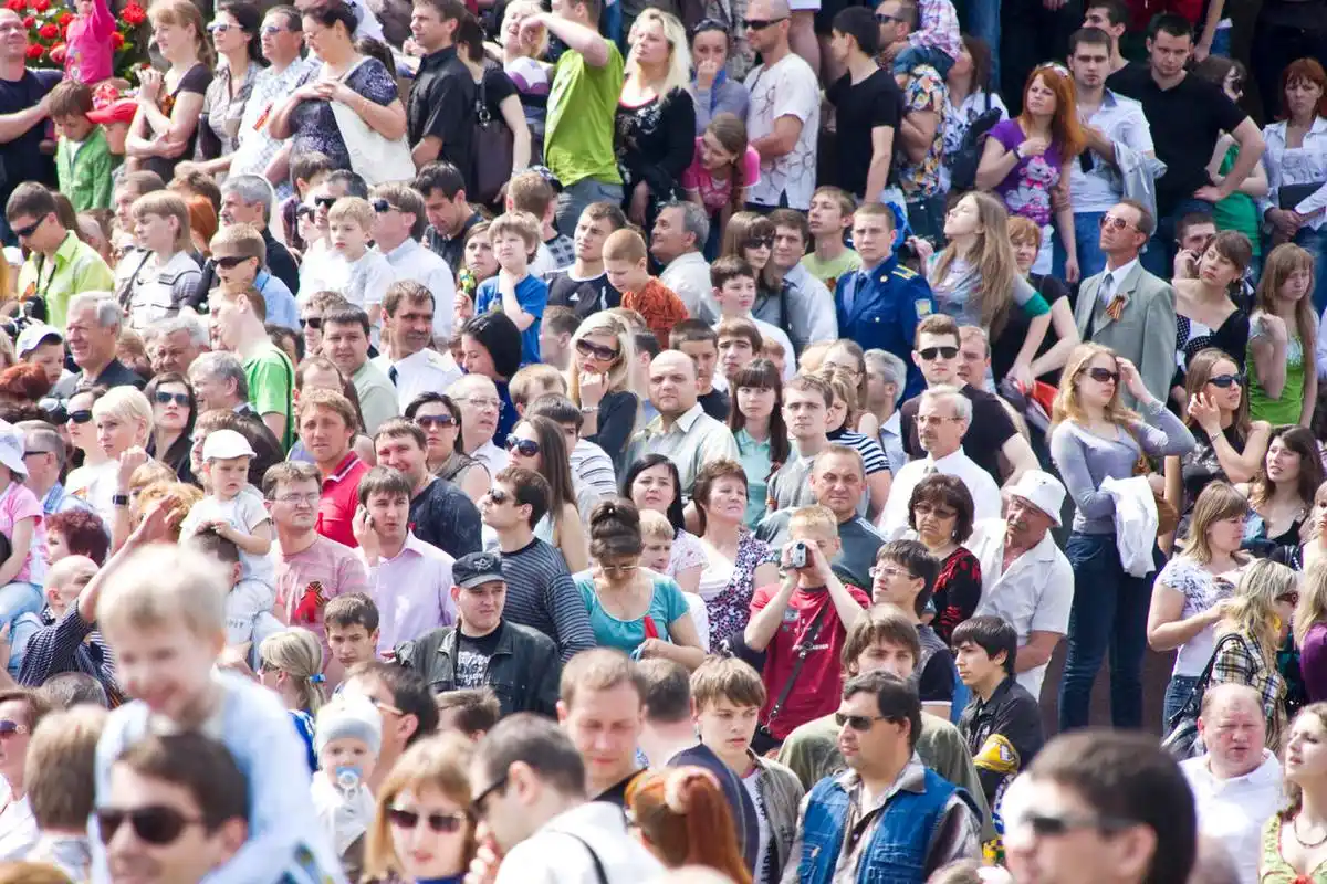一堆旧电视机美好回忆一群人围在一堆篝火旁边不同的人在讲台下面成功