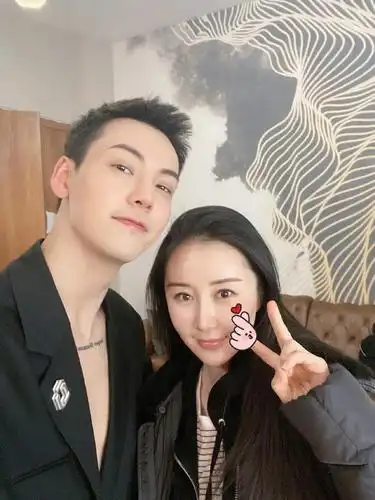 爷青回!舒畅晒与陈伟霆自拍合影,工作偶遇令人梦回活色生香剧场