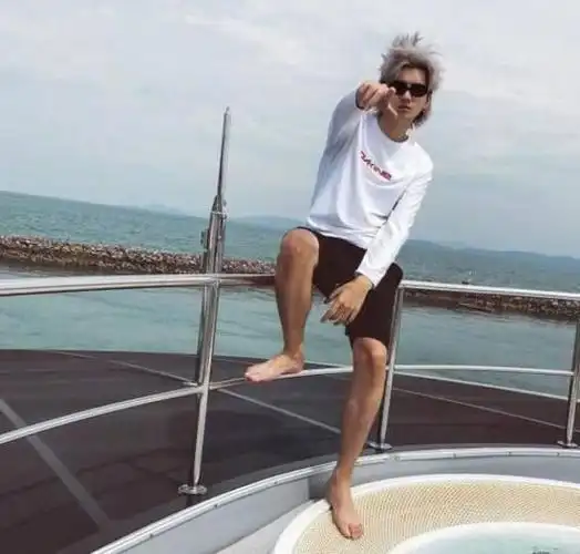 吴亦凡晒自己的新发型,网友却盯着他的脚说恶心