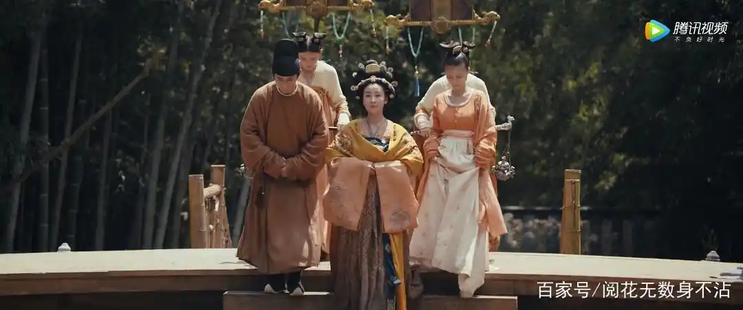 除了重要角色的服化有所考究之外,婢女的造型和服装也颇有趣味,由此