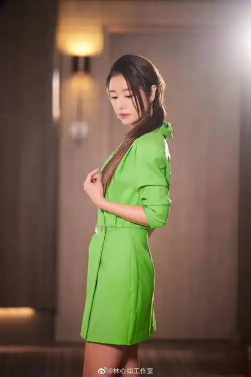 林心如衣品真让人佩服,46岁穿出30岁的感觉,中年女人都该学学_女性_高