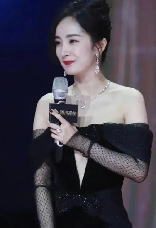 杨幂大胆穿搭黑色蕾丝礼服展现一字肩魅力,腰间挖洞设计惊艳众人