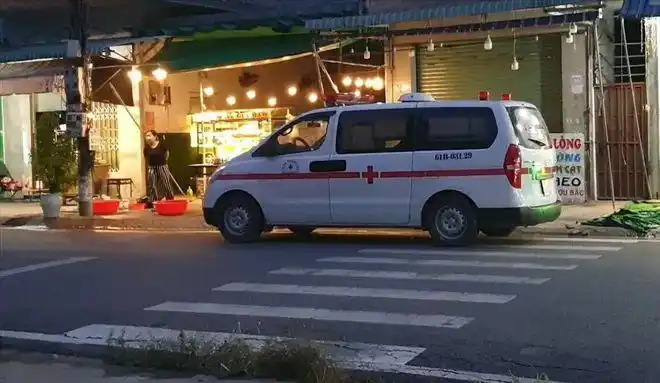 救护车赶到现场.据知情人士透露,nvq先生一个人住在上面的房间里.