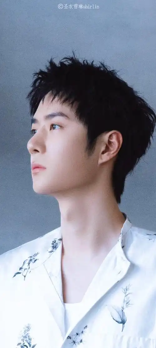 王一博早秋穿搭现身北京机场