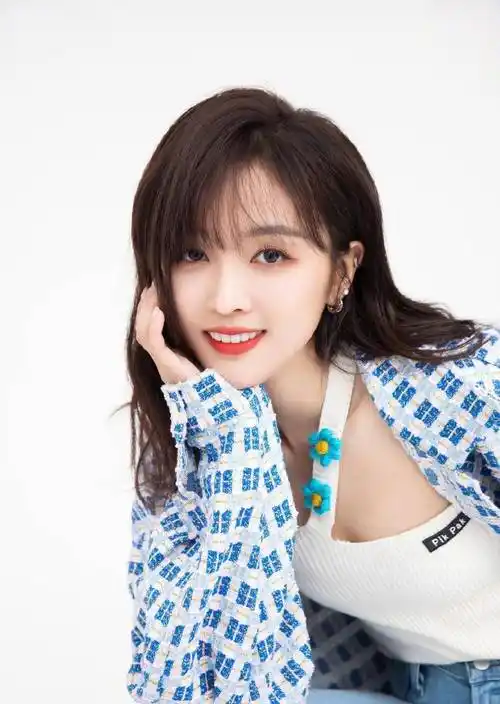 吴宣仪罕见紧身牛仔裤写真,可爱与时尚于一身,这样的女子把心暖化了