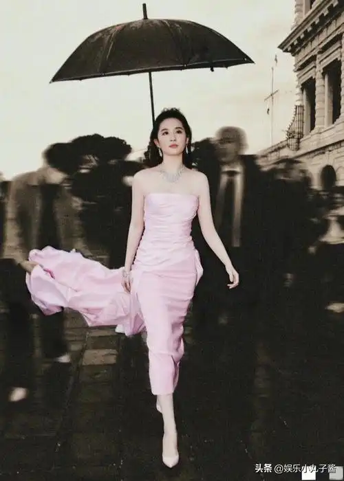 倪妮撑伞神图曾经火出圈和刘亦菲的比起来还是差点