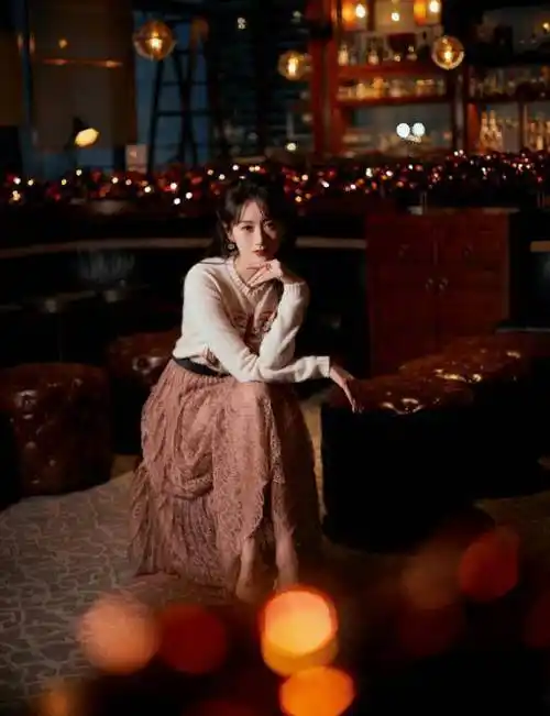 袁冰妍拍摄时尚大片,穿刺绣针织衫配透视裙,28岁甜如初恋_look_黑色