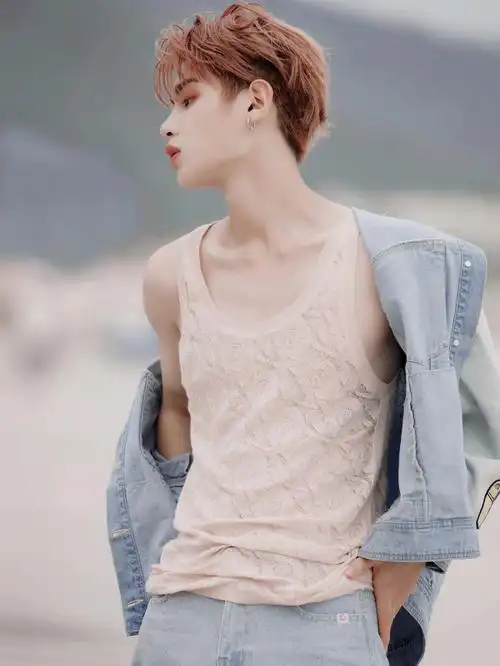 黄明昊高质量冲浪大片这锁骨,这帅照 是我能免费看的吗昊哥太帅了吧